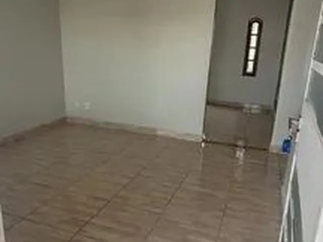 Imagem 2: Alugo-Casa-03 Quartos-Suíte-Armarios Cozinha-Piscina Pequena-Etapa C-Valparaíso I
