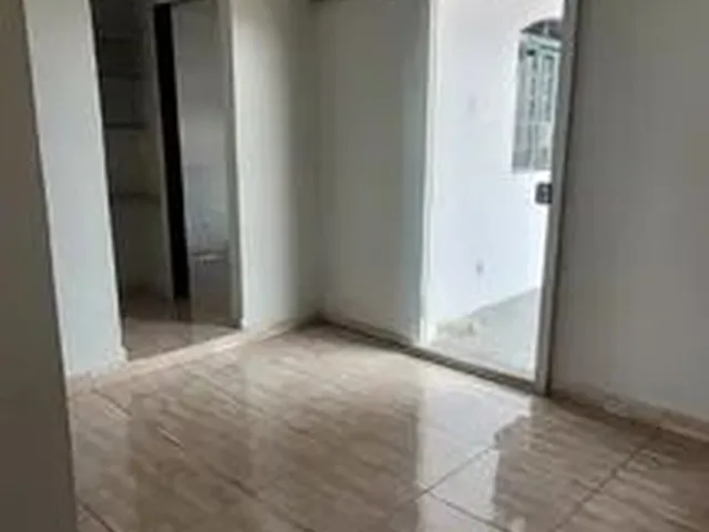 Imagem 4: Alugo-Casa-03 Quartos-Suíte-Armarios Cozinha-Piscina Pequena-Etapa C-Valparaíso I