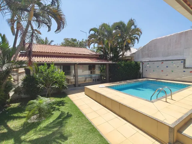 Imagem: A casa possui 3 Dormitórios, 2 Suítes, 3 Banheiros, 2