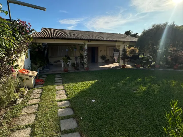 Imagem: A casa possui 4 Dormitórios, 1 Suíte, 2 Banheiros, 12