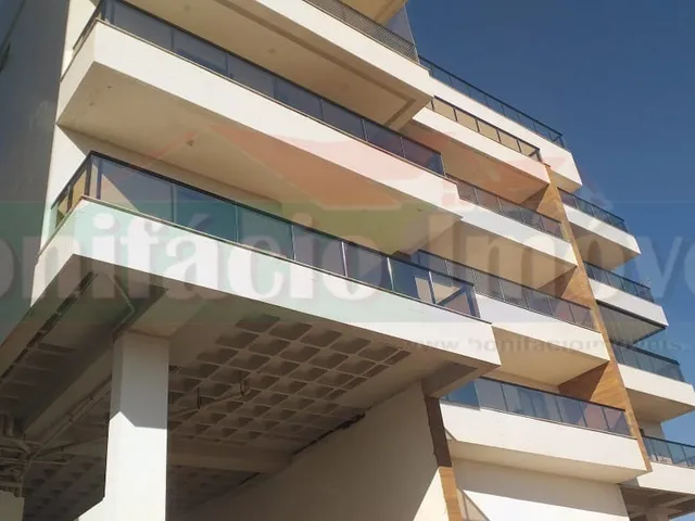 Imagem: O apartamento possui 2 Dormitórios, 1 Suíte, 2 Banheiros