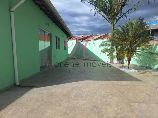 Imagem: A casa possui 3 Dormitórios, 1 Suíte, 3 Vagas na garagem,