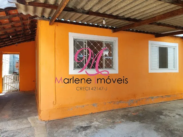 Imagem: A casa possui 5 Dormitórios, 1 Suíte, 2 Banheiros, 2