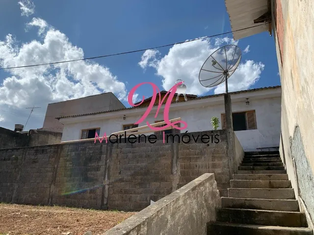 Imagem: A casa possui 3 Dormitórios, 1 Suíte, 2 Banheiros, 2