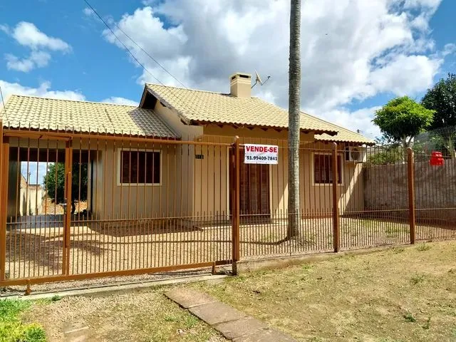 Imagem: A casa possui 2 Dormitórios, 1 Banheiro, 2 Vagas na
