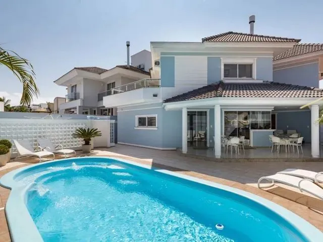 Imagem: Imóvel 4/4 com Piscina Bem Localizado em