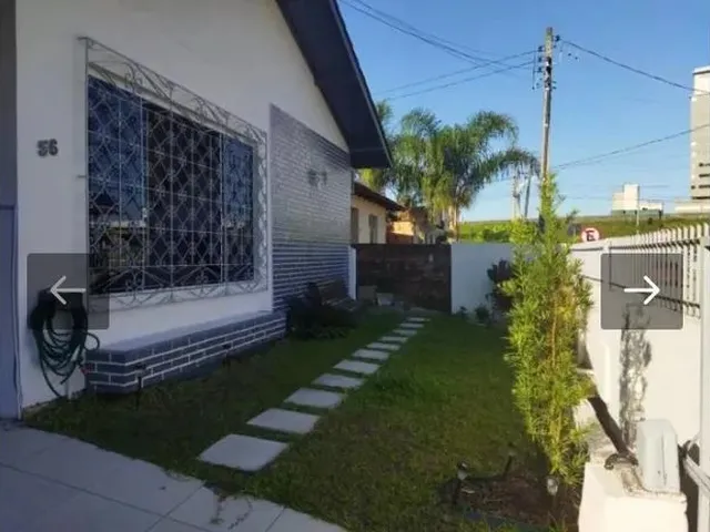 Imagem: A casa possui 5 Dormitórios, 4 Banheiros, 4 Vagas na