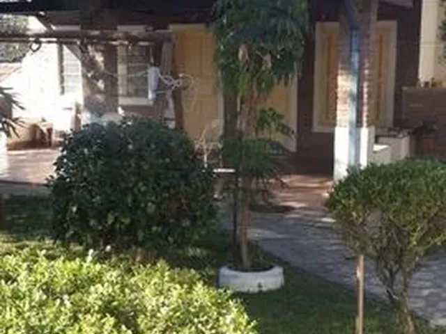 Imagem: A casa possui 3 Dormitórios, 2 Banheiros, 1 Vaga na