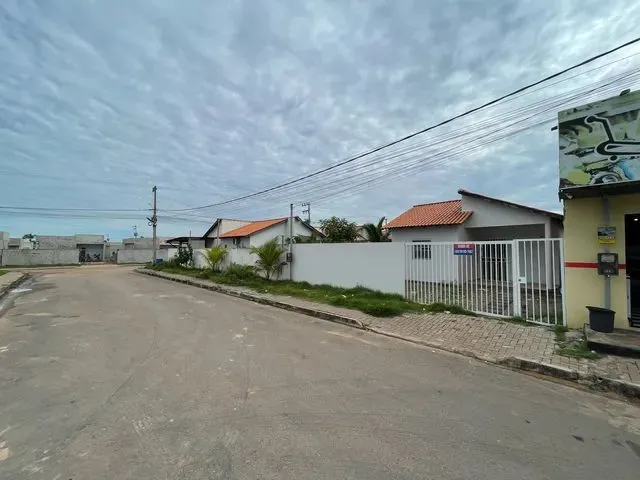 Imagem: A casa possui 2 Dormitórios, 1 Banheiro, 2 Vagas na