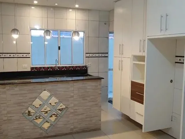 Imagem: A casa possui 3 Dormitórios, 3 Banheiros, 2 Vagas na