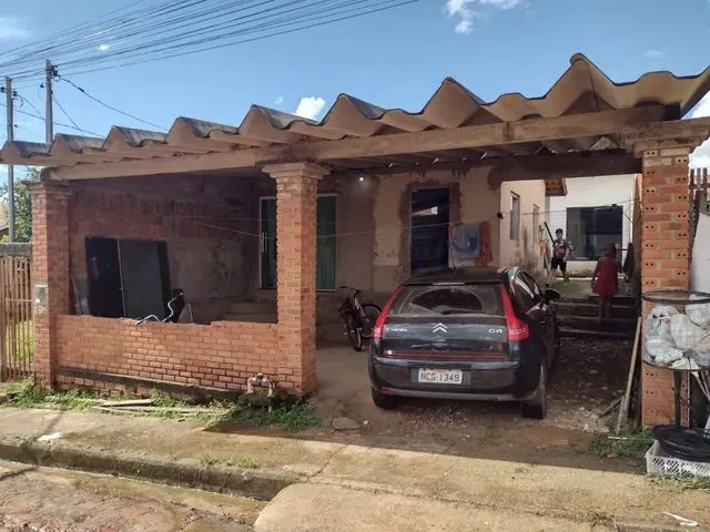 Imagem: A casa possui 3 Dormitórios, 2 Banheiros, 2 Vagas na