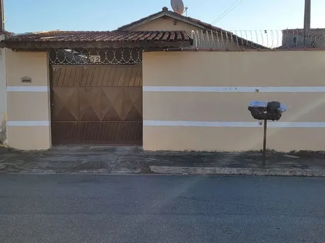 Imagem: A casa possui 2 Dormitórios, 1 Banheiro, 2 Vagas na