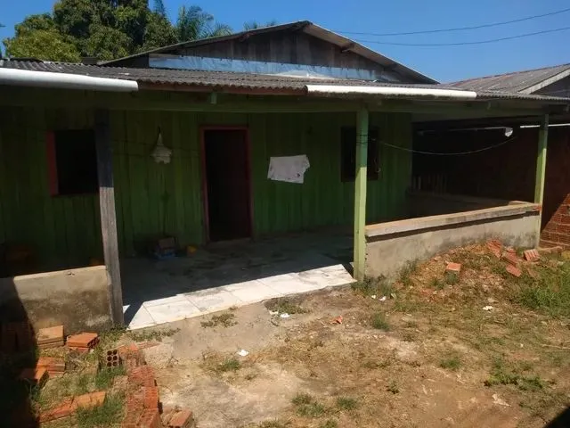 Imagem: A casa possui 3 Dormitórios, 1 Banheiro e está localizado