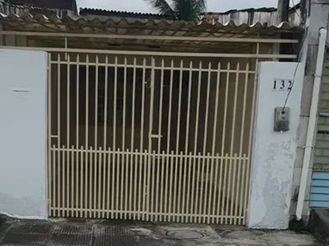 Imagem: A casa possui 3 Dormitórios, 2 Banheiros, 2 Vagas na