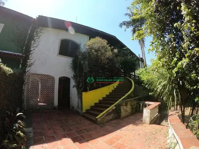 Imagem: A casa possui 3 Dormitórios, 1 Suíte, 2 Banheiros, 2