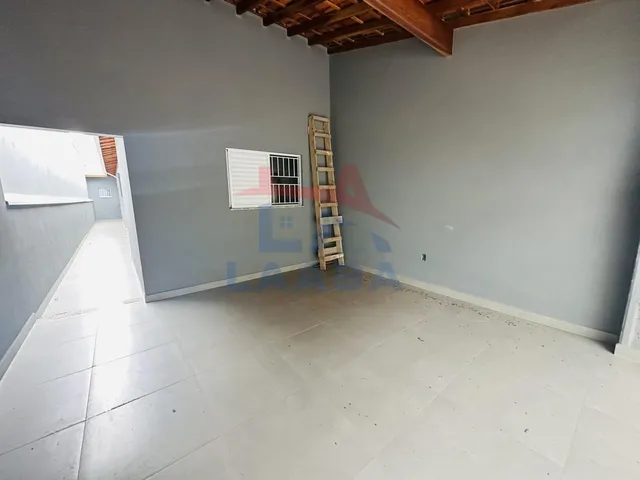 Imagem: A casa possui 3 Dormitórios, 1 Suíte, 2 Banheiros, 2
