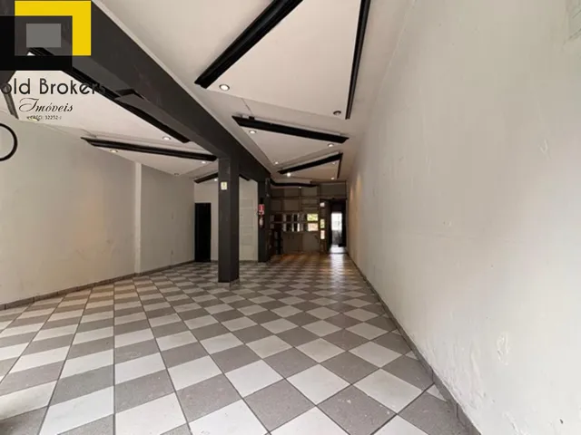 Imagem: A loja possui 2 Banheiros, 243m² de Área Privada e está