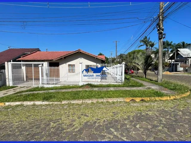 Imagem: Casa de esquina com piscina, em ótima localização