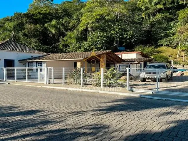 Imagem: Casa para Aluguel, 4 Quartos, 2 Vagas, Sambaqui