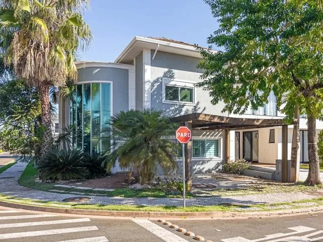 Imagem: A casa possui 3 Dormitórios, 3 Suítes, 5 Banheiros, 2