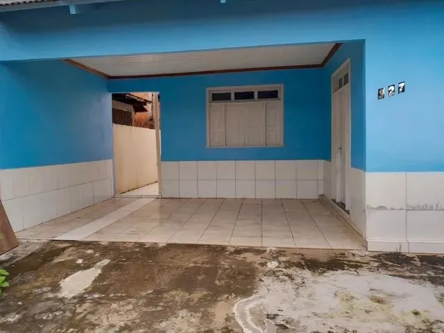Imagem: A casa possui 2 Dormitórios, 1 Banheiro, 1 Vaga na garagem
