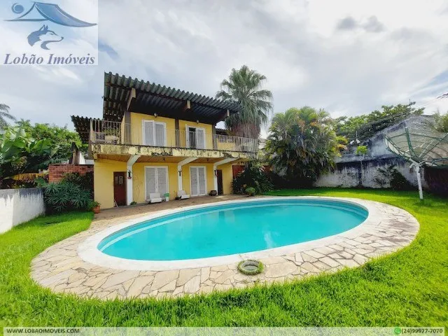 Imagem: Casa Espaçosa com Piscina e Terreno Amplo