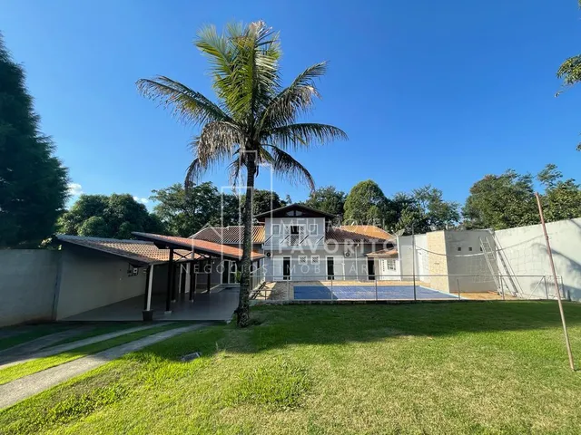 Imagem: A casa em condomínio possui 4 Dormitórios, 3 Suítes, 5
