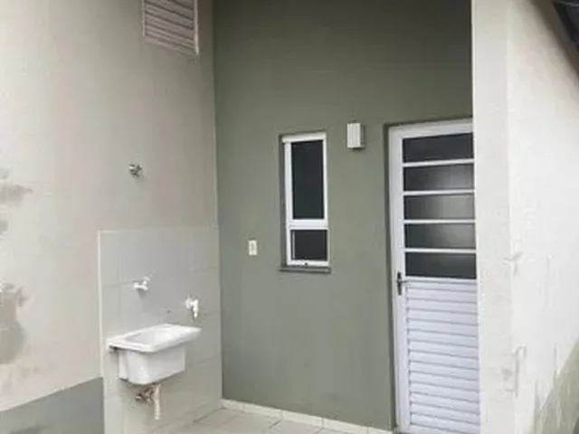 Imagem: A casa possui 2 Dormitórios, 1 Banheiro, 2 Vagas na