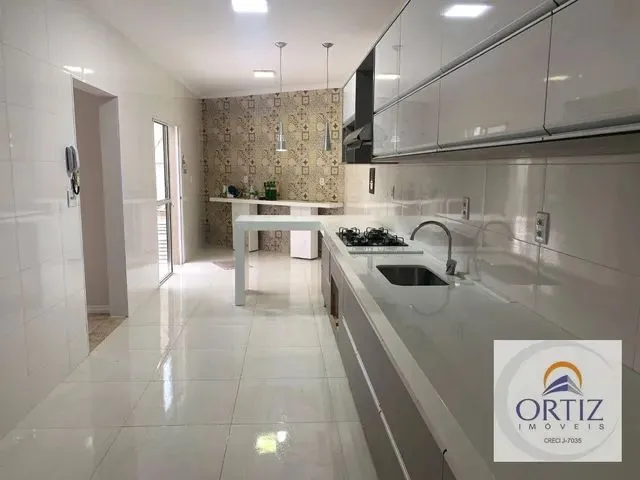 Imagem: A casa possui 3 Dormitórios, 1 Suíte, 2 Banheiros, 2