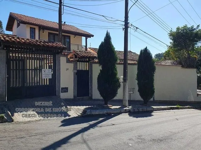 Imagem: A casa possui 3 Dormitórios, 2 Suítes, 5 Banheiros, 3