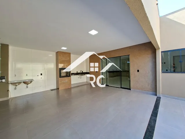 Imagem: A casa possui 3 Dormitórios, 1 Suíte e está localizado em