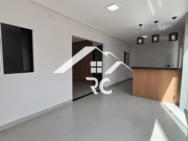 Imagem: A casa possui 2 Dormitórios, 1 Suíte e está localizado