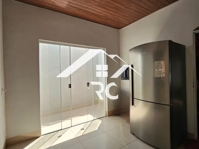Imagem: A casa possui 3 Dormitórios, 1 Suíte e está localizado