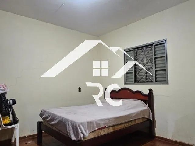 Imagem: A casa possui 3 Dormitórios, 1 Banheiro e está localizado