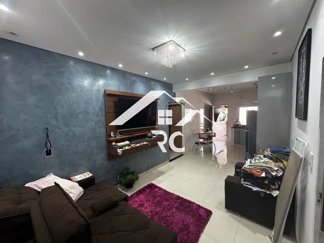Imagem: A casa possui 2 Dormitórios, 2 Suítes, 3 Banheiros e