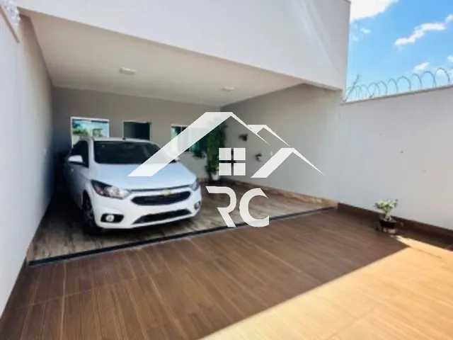 Imagem: A casa possui 3 Dormitórios, 1 Suíte, 2 Banheiros e está