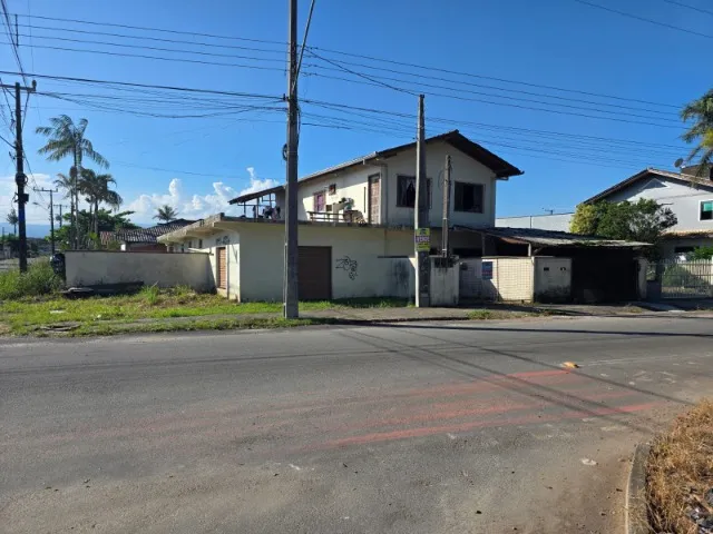 Imagem: A casa possui 3 Dormitórios, 4 Banheiros, 2 Vagas na