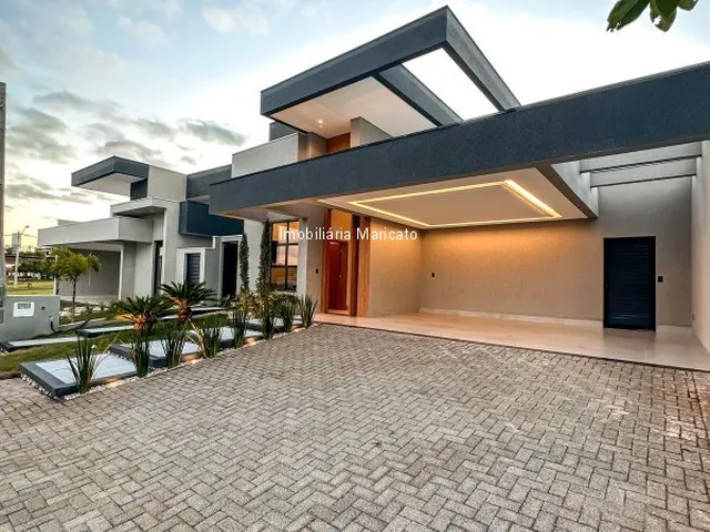 Imagem: A casa possui 3 Dormitórios, 3 Suítes, 4 Banheiros, 8