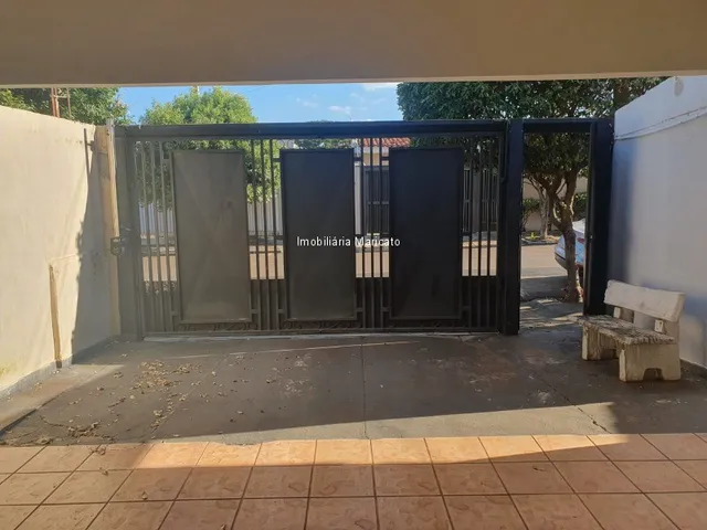 Imagem: A casa possui 3 Dormitórios, 1 Suíte, 3 Banheiros, 4