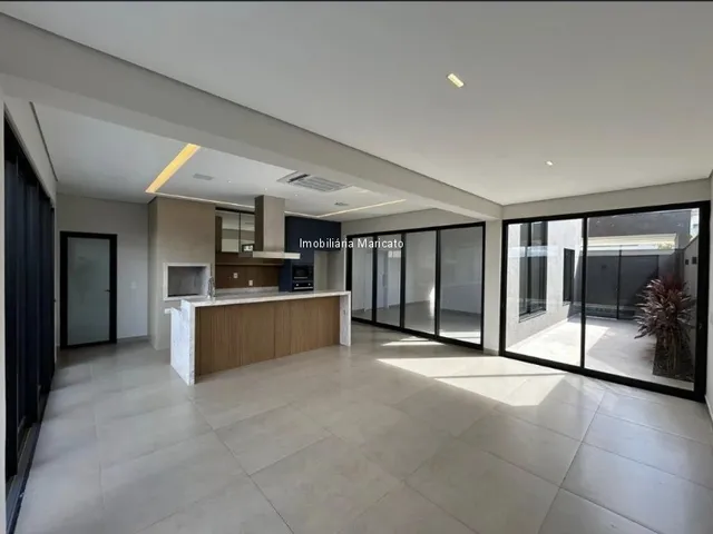Imagem: A casa possui 3 Dormitórios, 2 Suítes, 5 Banheiros, 8