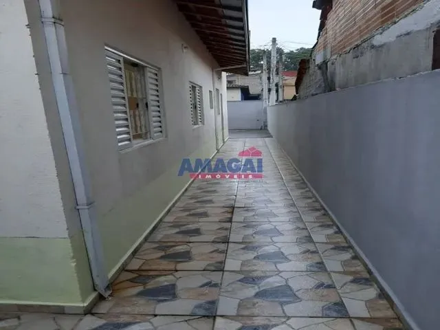 Imagem: A casa possui 2 Dormitórios, 1 Banheiro, 2 Vagas na