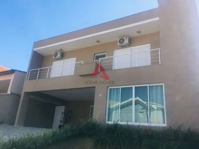 Imagem: A casa em condomínio possui 4 Dormitórios, 1 Banheiro, 4