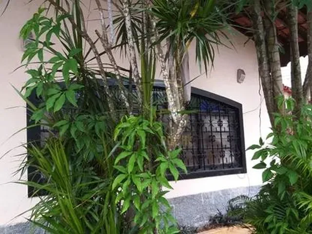 Imagem: A casa possui 3 Dormitórios, 1 Suíte, 2 Banheiros, 5