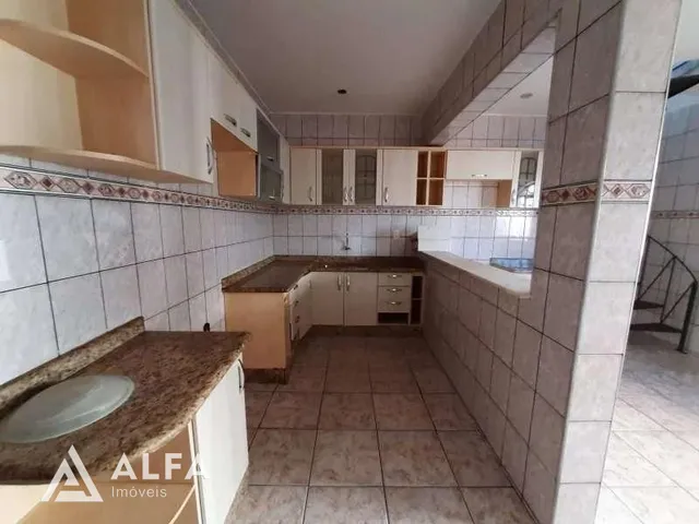 Imagem 10: Casa aconchegante com cozinha com armários planejados, terraço amplo coberto e uma vaga