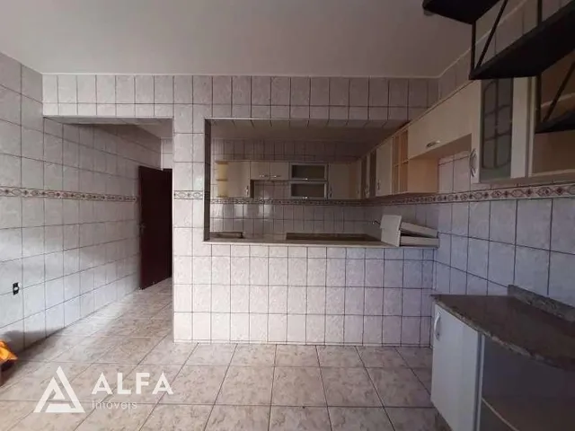 Imagem 8: Casa aconchegante com cozinha com armários planejados, terraço amplo coberto e uma vaga