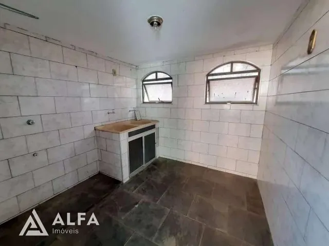 Imagem 3: Casa aconchegante com cozinha com armários planejados, terraço amplo coberto e uma vaga
