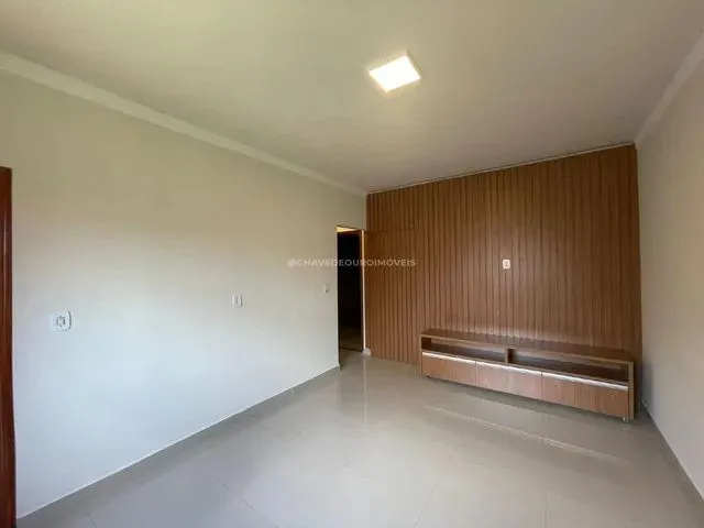 Imagem: A casa possui 3 Dormitórios, 2 Banheiros, 2 Vagas na