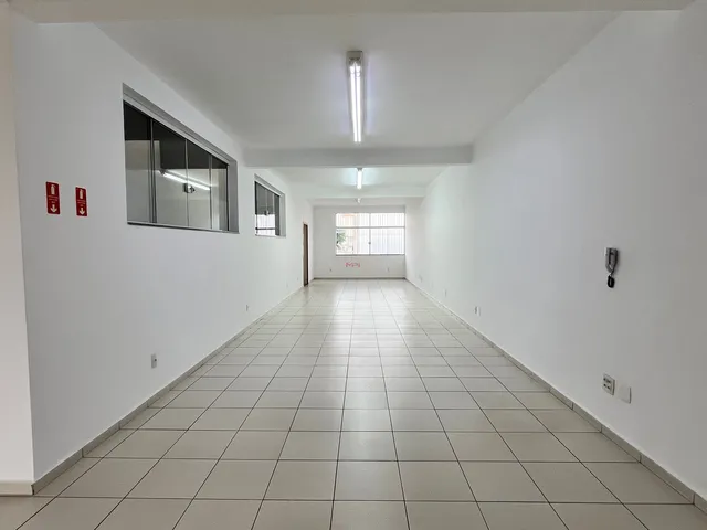 Imagem: A sala comercial possui 2 Banheiros, 207m² de Área,