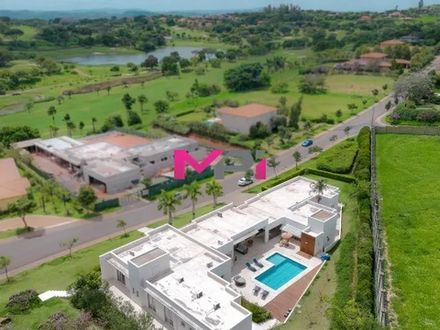 Imagem: A casa em condomínio possui 5 Dormitórios, 3 Suítes, 5
