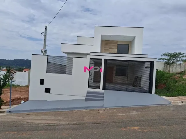 Imagem: A casa possui 3 Dormitórios, 1 Suíte, 3 Banheiros, 2
